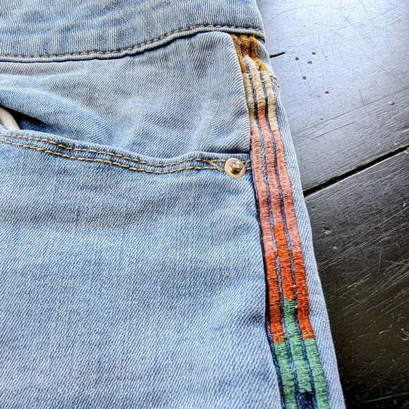Knox Rose Women's Light Denim Jeans Southwestern Embroidered Detail Size 10 - Picture 2 of 9